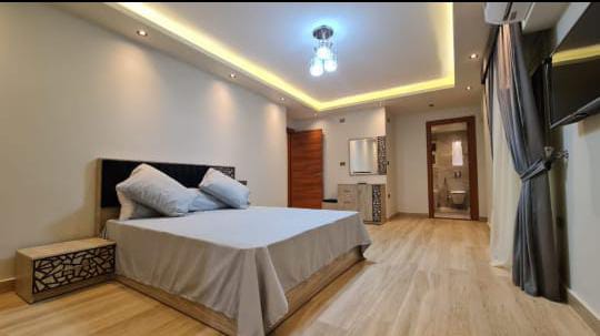 شقه مفروشه فندقيه بشارع معز الدوله 8